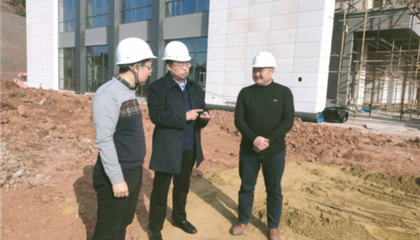 遂寧興業(yè)集團(tuán)黨委副書記、監(jiān)事會(huì)主席、工會(huì)主席石鎮(zhèn)槐深入遂寧市興學(xué)商務(wù)中心項(xiàng)目、公共衛(wèi)生臨床醫(yī)療中心一期項(xiàng)目進(jìn)行實(shí)地巡查